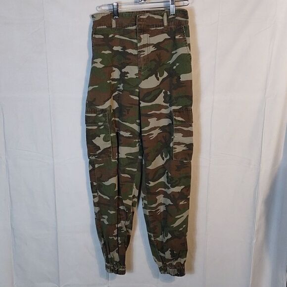 Forever 21 Women's Camo Cargo Jeans - Picture 9 of 9